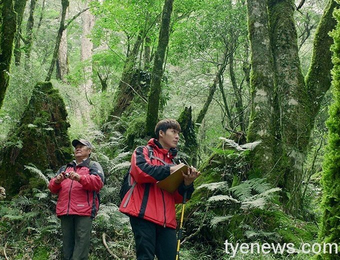 圖2「迴轉生命的脈動~玉山南橫行」拍攝巡查員執行保育巡查真實態樣 圖2「迴轉生命的脈動玉山南橫行」拍攝巡查員執行保育巡查真實態樣-1