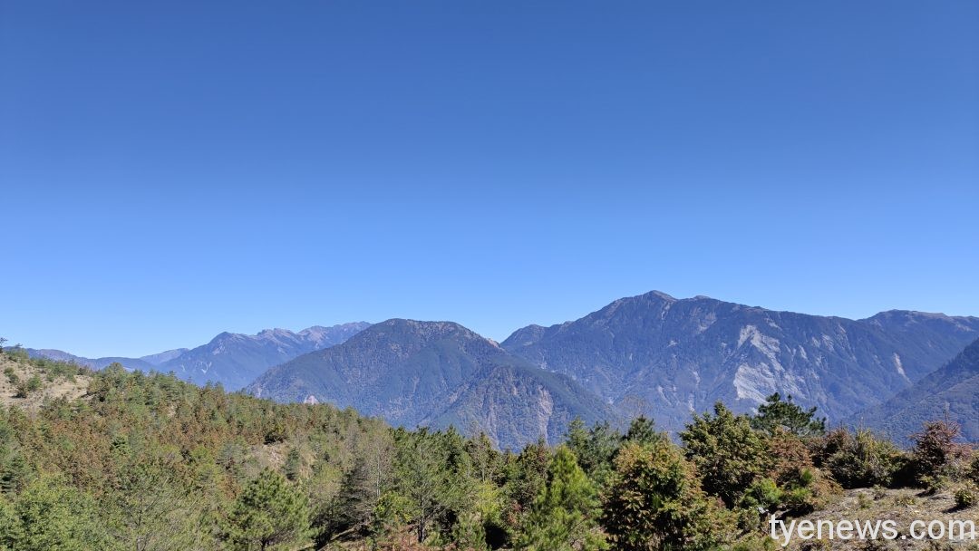圖2：天池觀景台望玉穗山及玉山群峰與雲峰 玉管處提供