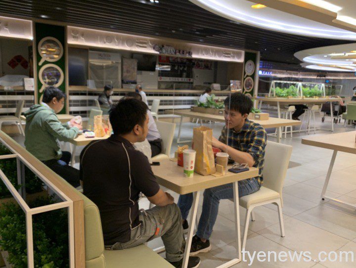 桃機兼顧防疫及旅客需求 開放出境區、美食街可用餐 圖3 2 2