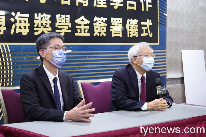 圖3_台塑生醫劉慧啟總經理-圖左與長庚大學湯明哲校長圖右回答學生提問。 圖3_台塑生醫劉慧啟總經理-圖左與長庚大學湯明哲校長圖右回答學生提問。