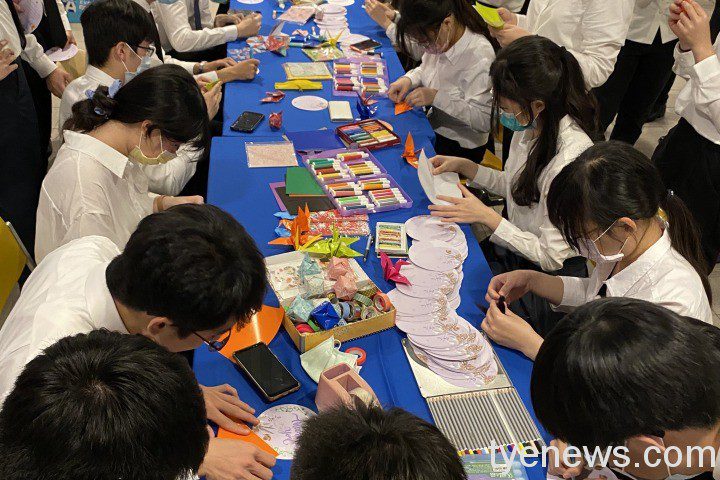 長庚大學榮獲「生命教育特色學校」 校長湯明哲:致力全人教育 圖3 師生摺紙鶴、寫追思卡