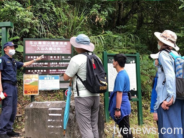 保七六大員警在登山口宣導防疫注意事項 保七六大員警在登山口宣導防疫注意事項