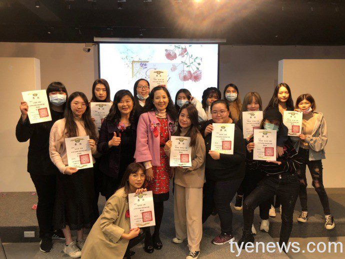 圖5.得獎同學與系主任林麗惠前中合照