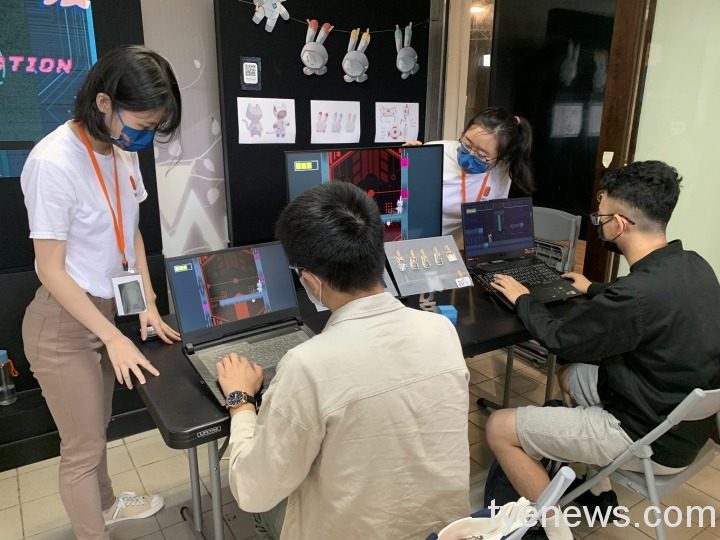 元智畢業展「從0生存法則」展現學生四年學習成果 圖7 《吸貓》是由黃絜如及方文聘老師共同指導學生鄭惠文、蘇以琳、蘇柏仰、徐暄惠、饒元毓、劉佳伶所創作