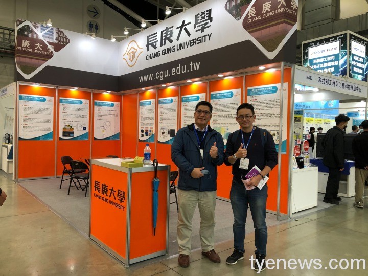 2021台北國際光電大展 長庚大學發表8項亮眼技術 圖一、長庚大學化材系李坤穆教授於光電展現場與廠商合影。
