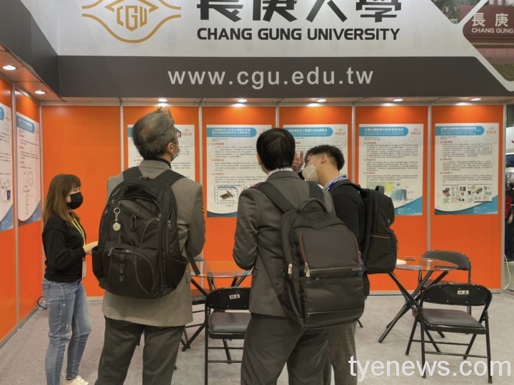 2021台北國際光電大展 長庚大學發表8項亮眼技術 圖二、廠商參觀長庚大學展區。