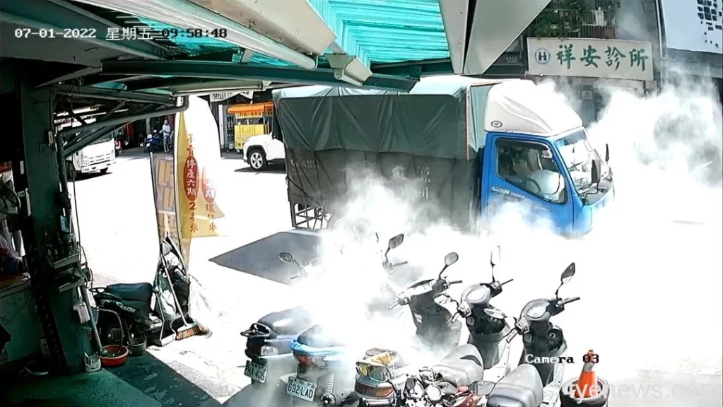 小貨車突起火!義消廖志強見狀迅速撲滅火勢