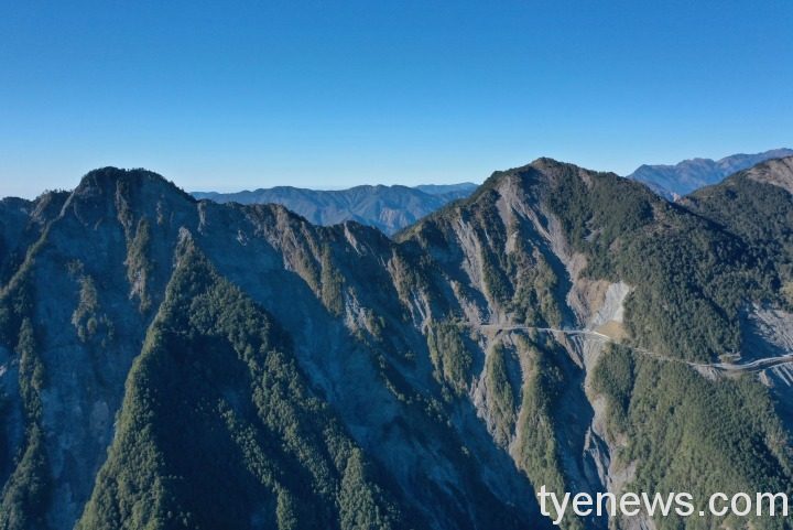 圖片7. 《迴轉生命的脈動－玉山南橫行》劇照：關山嶺山及南橫公路。