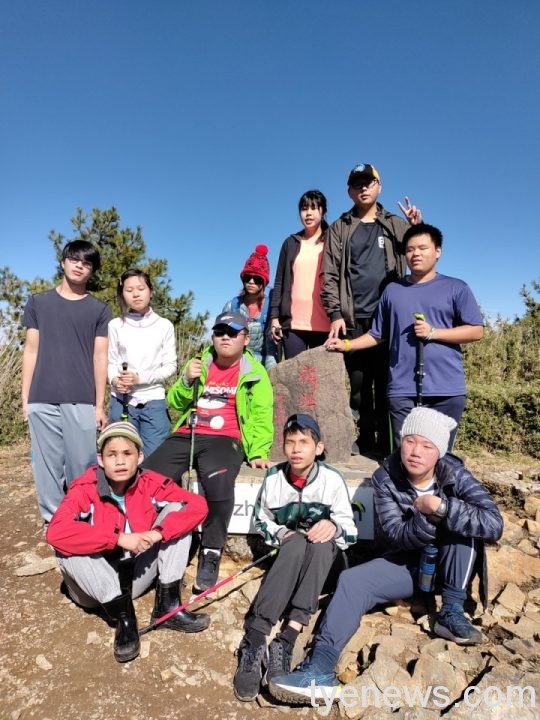 視障學子成功攀登玉山 用「心」看見自然生態之美 圖說3 視障孩子用「心」享受高峰經驗 玉管處提供 scaled 1