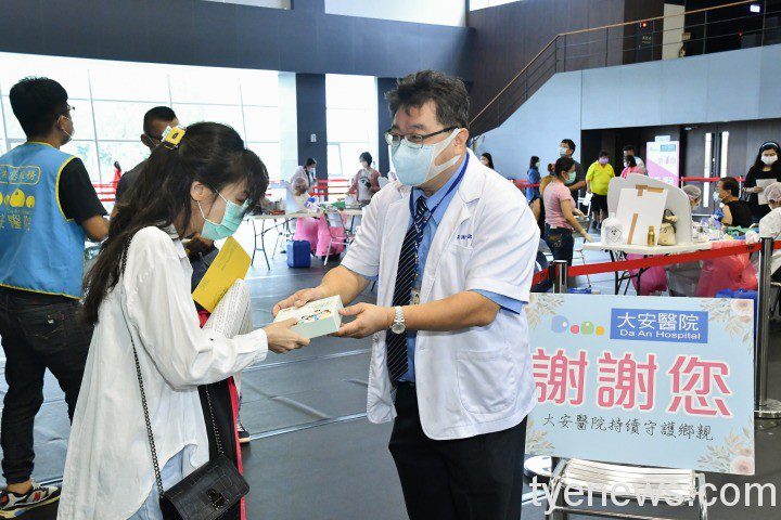 圖：大安醫院謝煒銘院長致贈佳格好事包給到場施打疫苗的民眾
