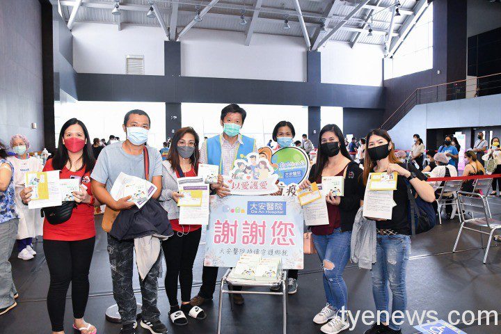 圖：大安醫院陳德祥顧問及陳玉蘭營養師發送佳格好事包獲新竹鄉親開心支持