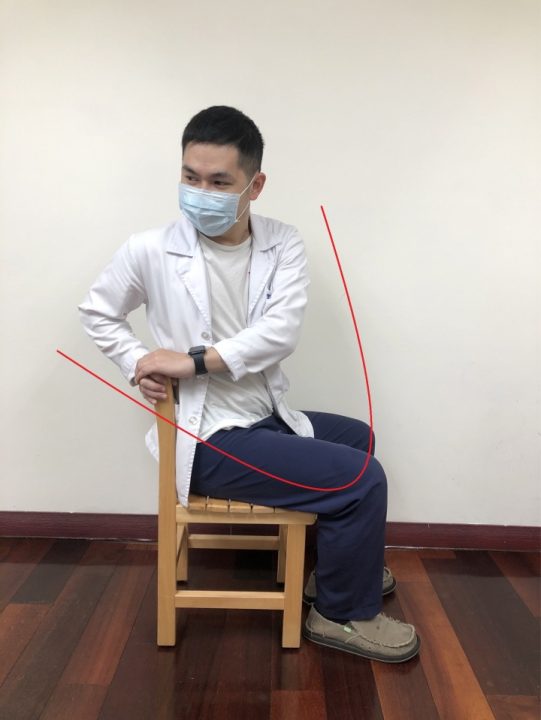 春節宅在家不要只躺或坐 樂生療養院提供居家運動撇步 坐姿軀幹旋轉02 圖示 scaled 1