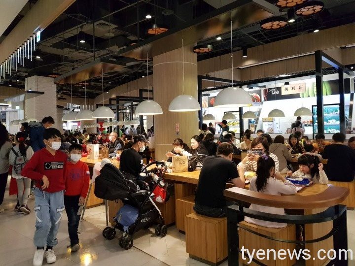 報復性消費!大江購物中心22家主題餐廳 21分鐘全數客滿 大江購物中心大年初一人潮湧現
