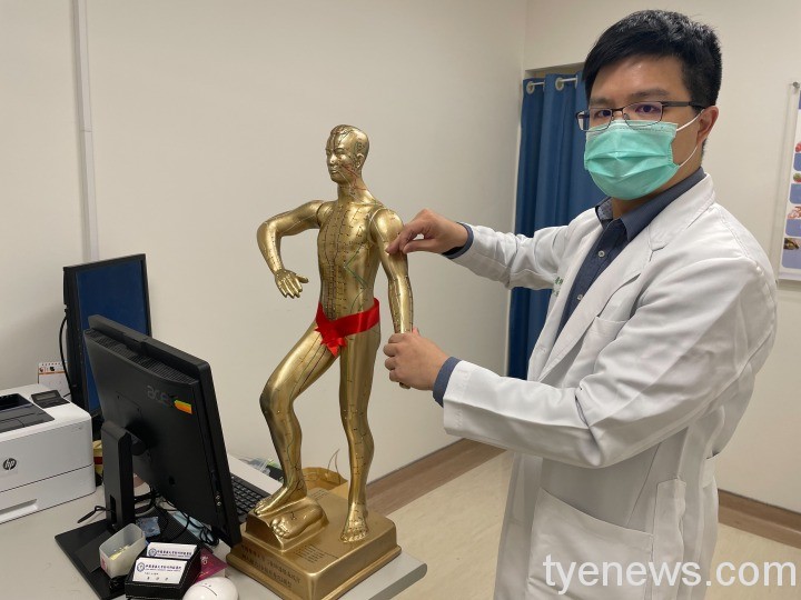 中國醫藥大學新竹附設醫院中醫科黃詩偉醫師,利用針灸積極治療解決患者問題。圖:中國醫藥大學新竹附設醫院提供 中國醫藥大學新竹附設醫院中醫科黃詩偉醫師,利用針灸積極治療解決患者問題。圖:中國醫藥大學新竹附設醫院提供