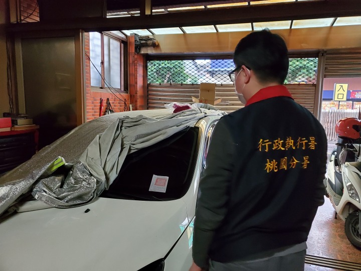 服監男數次無照、毒駕!罰緩累積36萬元 家屬代分期 孝 查封車輛