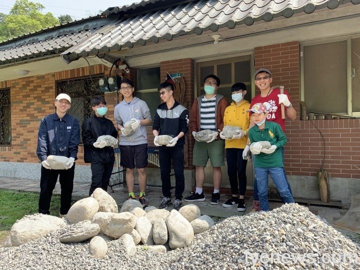 學生搬運石頭堆防坡堤 學生搬運石頭堆防坡堤