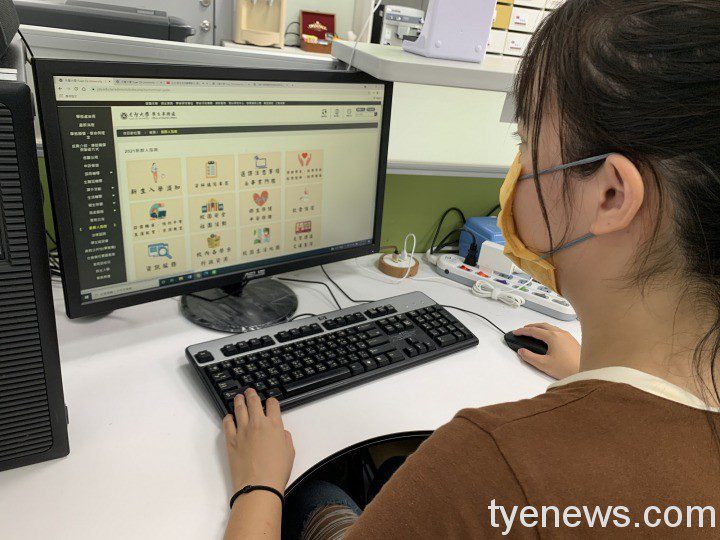 元智大學線上辦理「新生訓練」勉勵新鮮人迎接充實生活 學生線上觀看新生入學相關資訊 1