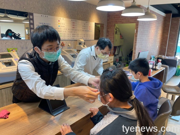 中嘉寬頻號召免費配眼鏡 助弱勢童「大開眼界」 學童試戴眼鏡 2
