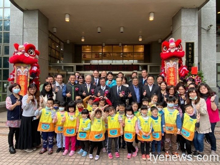市長與徐偉光處長、普仁國小小朋友及貴賓合影 市長與徐偉光處長、普仁國小小朋友及貴賓合影