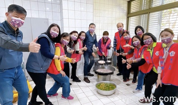桃園市榮服處熱鬧慶元宵 邀榮民眷歡喜搓湯圓 徐處長及榮欣志工準備美位元宵給榮民眷長輩享用