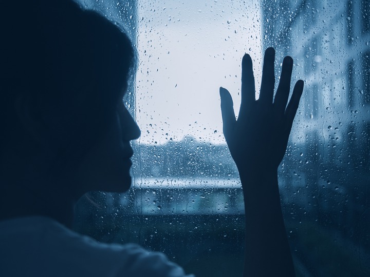 冬季憂鬱症好發於秋冬 透過光照、腦刺激治療可改善 憂鬱2681363