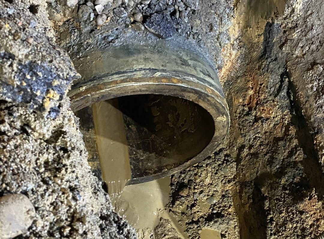 【有片】桃鶯路自來水管爆裂 台水研判:前幾日地震造成