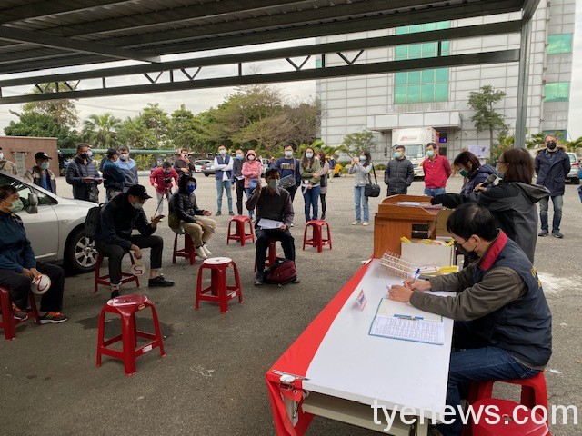 桃園分署拍賣會民眾搶標 豐田汽車喊標37次拍定 拍賣車輛現場