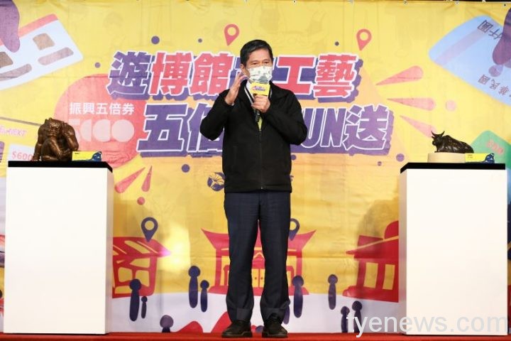文化部長李永得歡迎民眾使用五倍券、藝FUN券、現金至全臺各大博物館及工藝店家參觀消費，就有機會抽中工藝大師作品及博物館文創品。 scaled 1