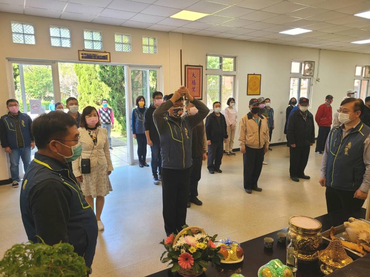 桃園榮靈祠舉行春節祭祖 緬懷半生戎馬已故先輩 春節祭祖家主任率副主任暨組室主管及住民代表進行祭祖儀式上香