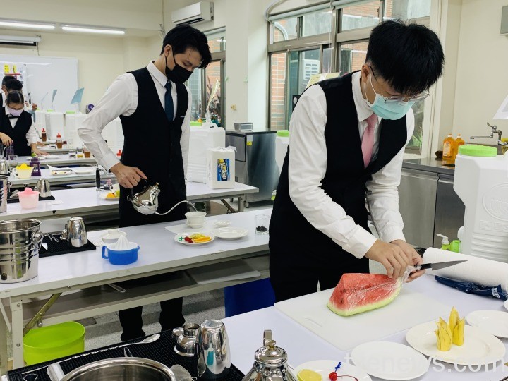 桃竹苗分署推產業職訓課程 待業民眾免學費、遠道參訓供住宿 時尚飲料班術科實務訓練