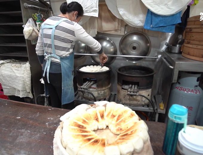 【有片】中壢忠貞市場「秦記鍋貼饅頭」麵香鬆軟外皮焦脆 未命名 1 10 3