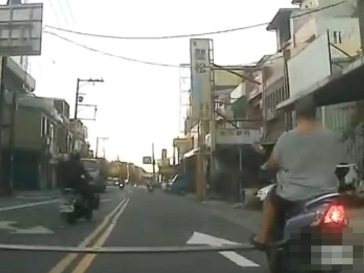 【有片】中壢無帽騎士橫放鐵管占2車道 用路人驚險閃過差點「中招」 未命名 1 12 6