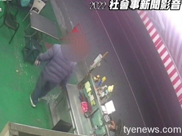 【有片】竊賊闖檳榔攤偷泡麵吃 悠哉犯案被盯上 未命名 1 14