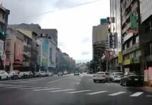 【有片】前後發生!拖吊車違規內線右轉 駕駛偏離撞路邊車