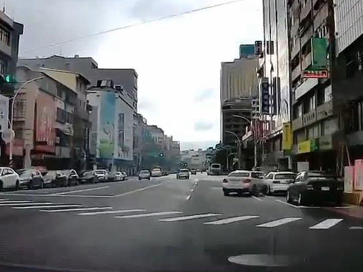 【有片】前後發生!拖吊車違規內線右轉 駕駛偏離撞路邊車 未命名 1 15 3