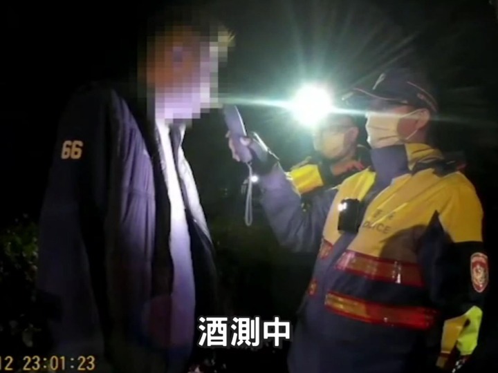 【有片】無照男酒後上路遇攔檢 撒嬌:拜託啦我小孩還小 未命名 1 3