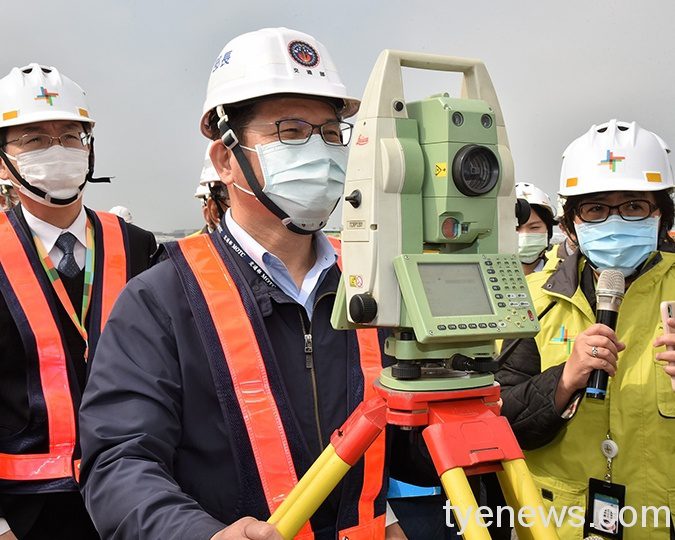 桃機整建、防疫超前部署 交通部長林佳龍親贈加菜金勉勵 林佳龍部長親自確認跑道中心線燈座標測量放樣作業