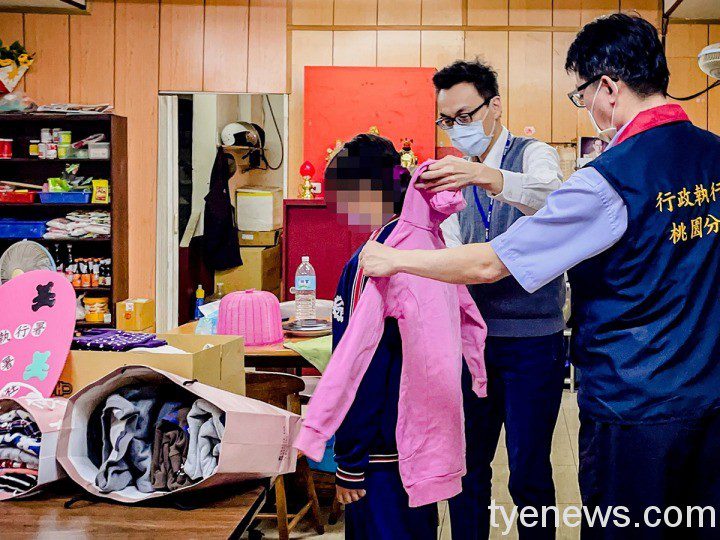 泰籍嬤獨力扶養9歲孫生活困窘 桃園分署主動關懷協助 桃園分署愛心社募集衣物致贈林姓小學生