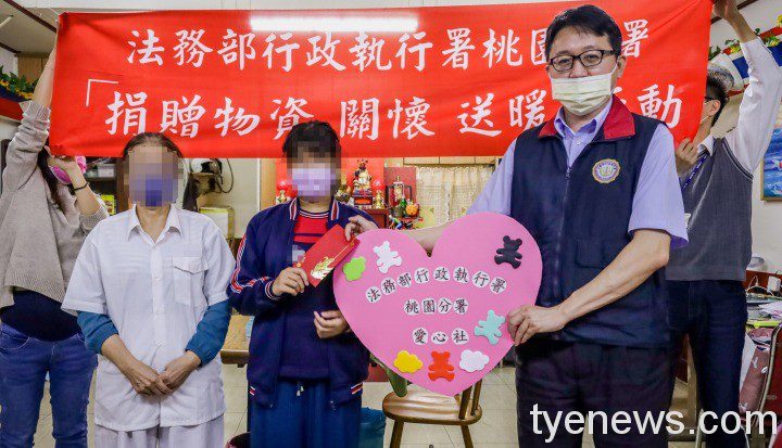 泰籍嬤獨力扶養9歲孫生活困窘 桃園分署主動關懷協助 桃園分署愛心社致贈慰問金予義務人林姓祖孫2人