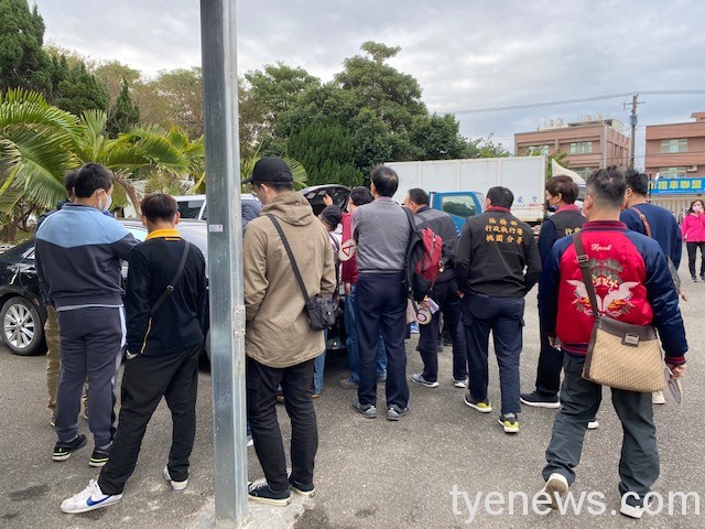 桃園分署拍賣會民眾搶標 豐田汽車喊標37次拍定 桃園分署拍賣車輛吸引人潮