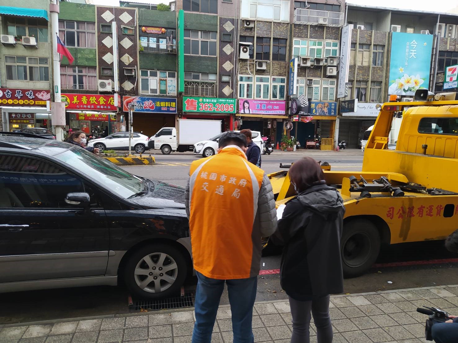 車主積欠數年停車費 桃園分署拖走將拍賣 桃園分署與桃園交通局111年12月22日桃園市桃園區三民路617號停車格扣車畫面2