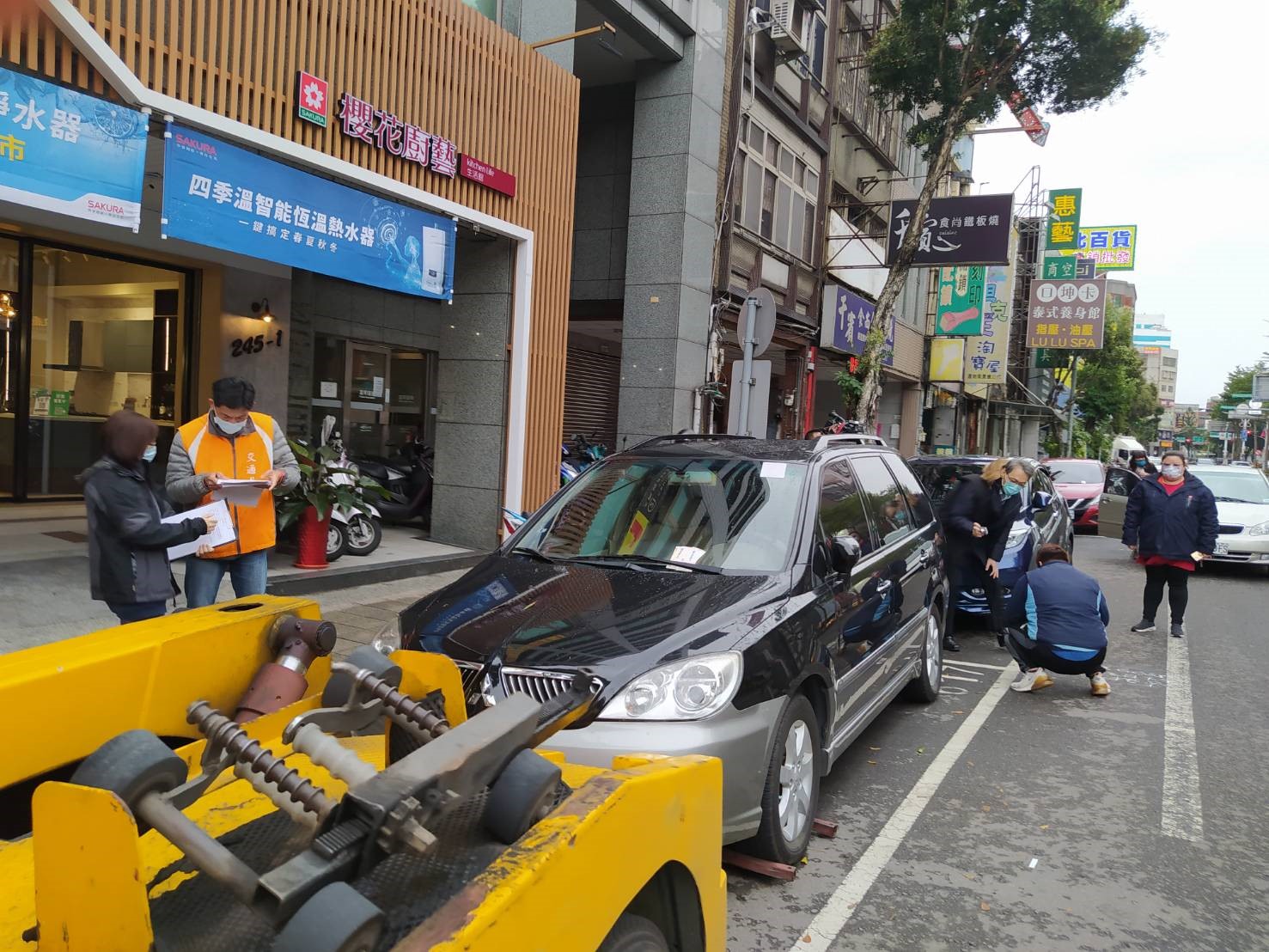 車主積欠數年停車費 桃園分署拖走將拍賣 桃園分署與桃園交通局111年12月22日桃園市桃園區三民路617號停車格扣車畫面3