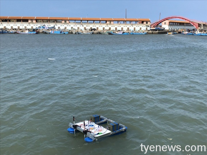 竹圍漁港導入智慧無人船 清除海漂垃圾與汙染 桃園導入智慧無人船協助檢測照片2