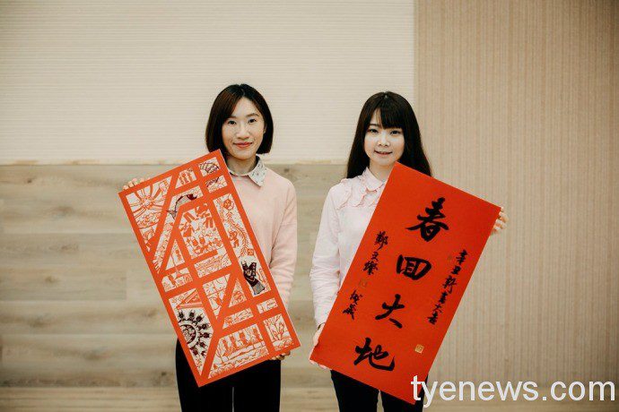 桃園市府秘書處發表辛丑牛年春聯，首創紙雕「心願滿地 犇向2021」春聯和名書法家題字「春回大地」春聯。