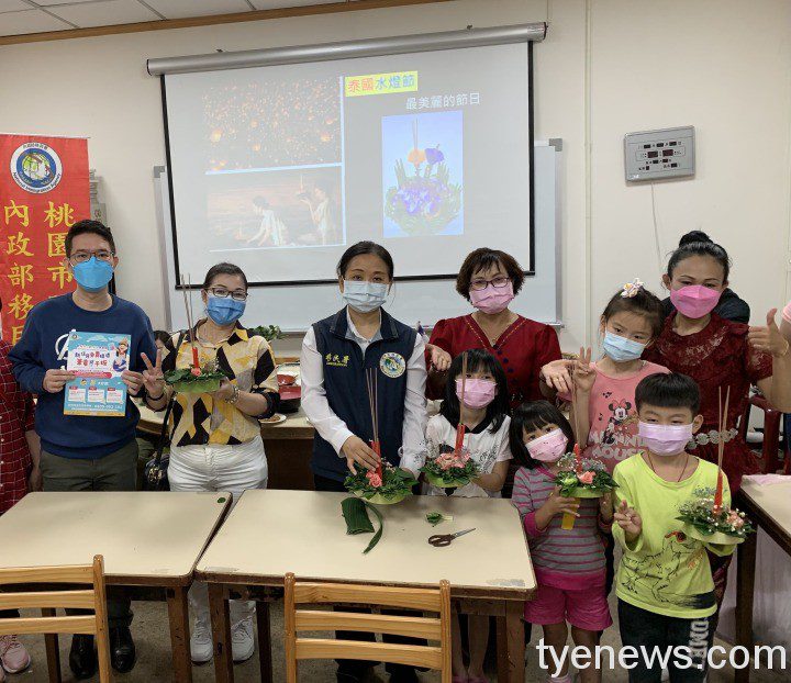 移民署桃市服務站邀民眾認識泰緬傳統 美食DIY拉近台泰距離 桃園市服務站主任黃英貴左3、何汶諭女士左4與學員手持手作泰國水燈合影
