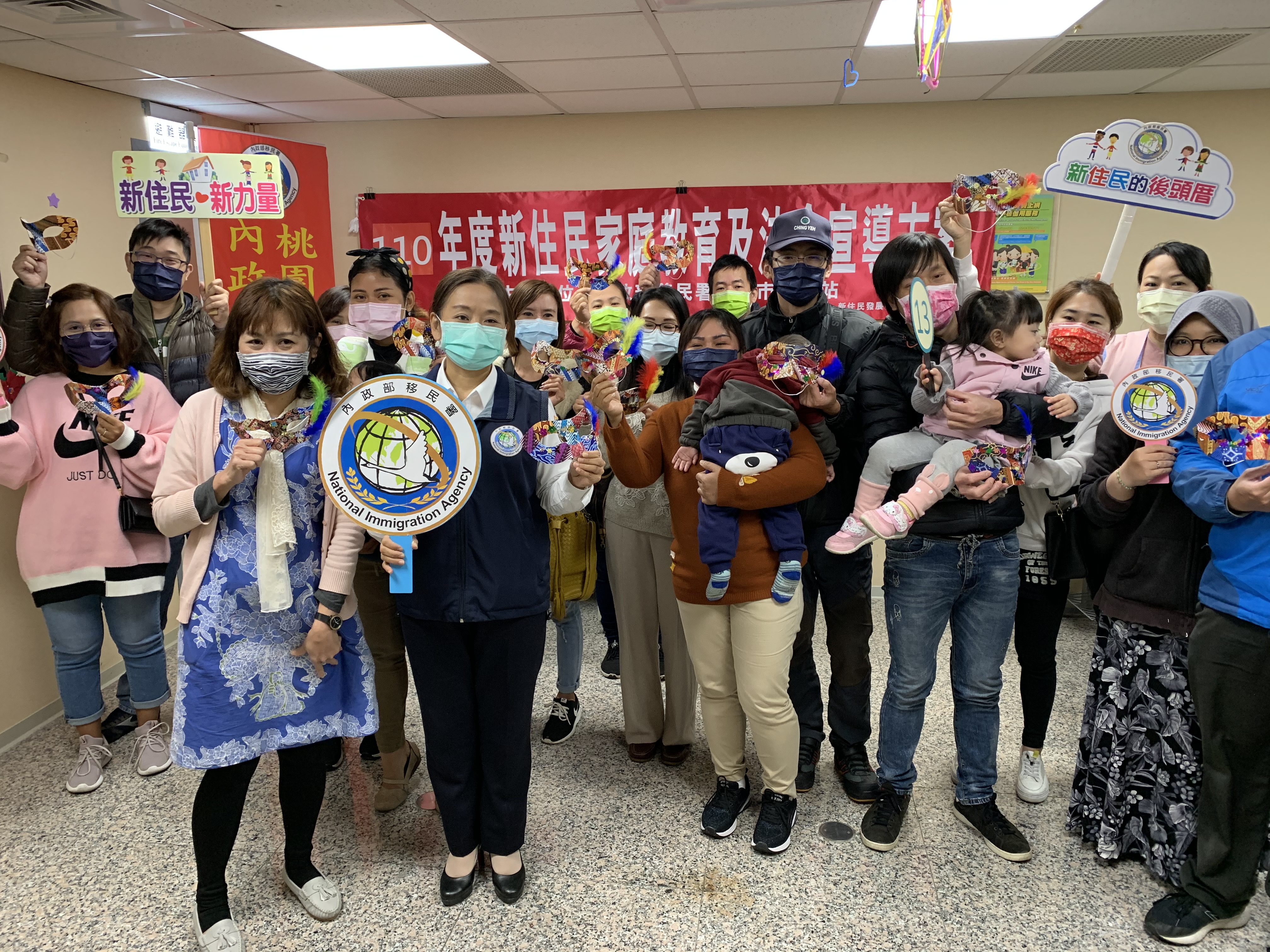 移民署桃市服務站邀印尼新住民-官美連 分享來臺心路歷程 桃園市服務站黃英貴主任第1排左2與學員手持蠟染面具合影