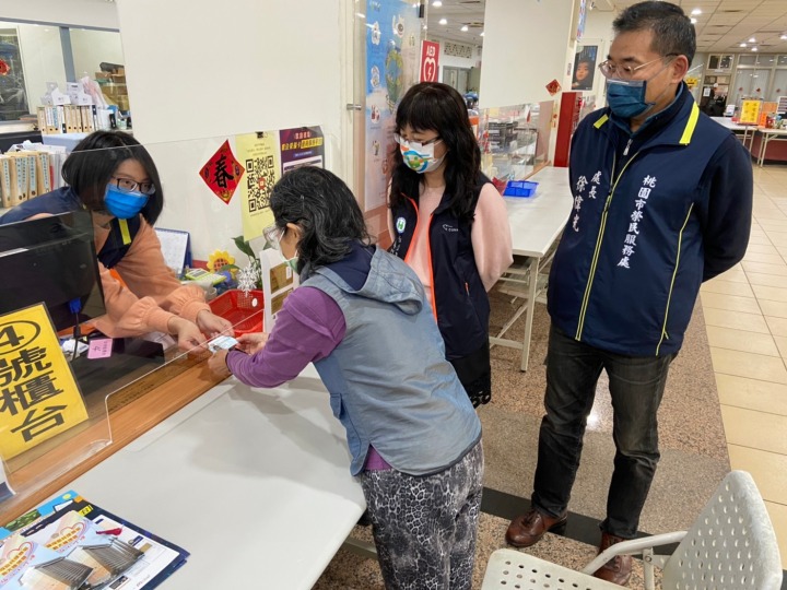 桃園市榮服處與健保署北區業務組，共同推動「跨機關E化服務，榮民遺眷加保免奔波」方案。圖：桃園市榮服處提供