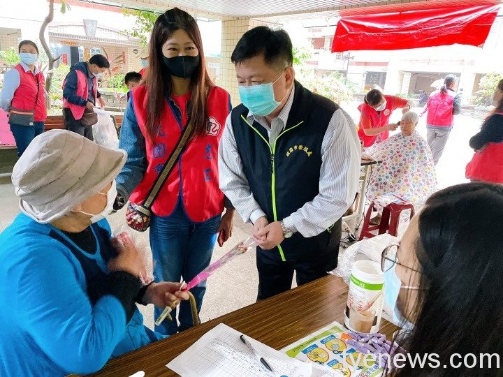 桃園建國社區母親節關懷活動-桃園榮院協助量測血壓 桃園建國社區母親節關懷活動-桃園榮院協助量測血壓
