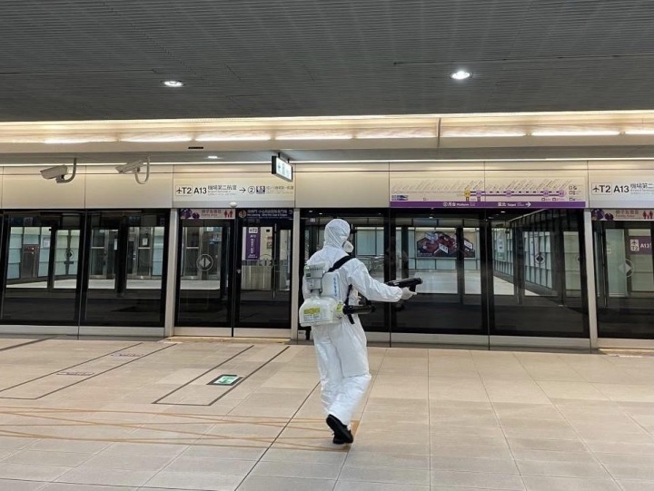 桃捷全線重點車站每2小時於旅客常接觸設備清潔消毒。圖：桃捷公司提供