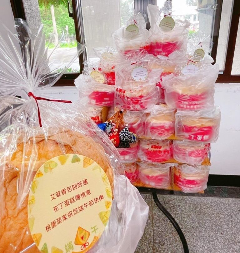 桃園榮家慶端午 艾草香包祈驅瘟避疫 桃園榮家艾草香包和蛋糕住民喜迎端午 scaled e1653982013649